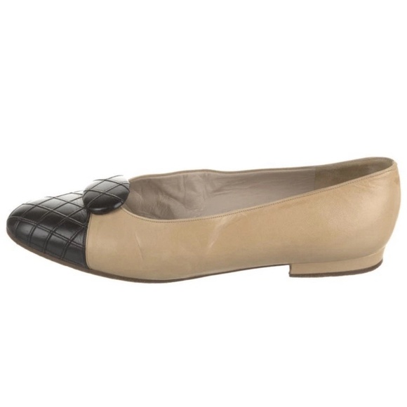 Authentic CHANEL Beige & Black Quilted Cap Toe Ballet Flats w/ Oval Accent Size - Picture 2 of 8